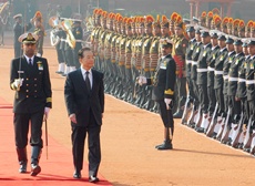 Chinese premier Wen Jiabao receives a ceremonial welcome in the forecourt of the Rashtrapati Bhavan